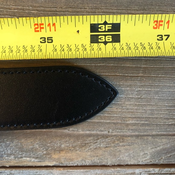 Women’s new in box Gucci belt. Black leather with gold-color double GG buckle. - Picture 4 of 10